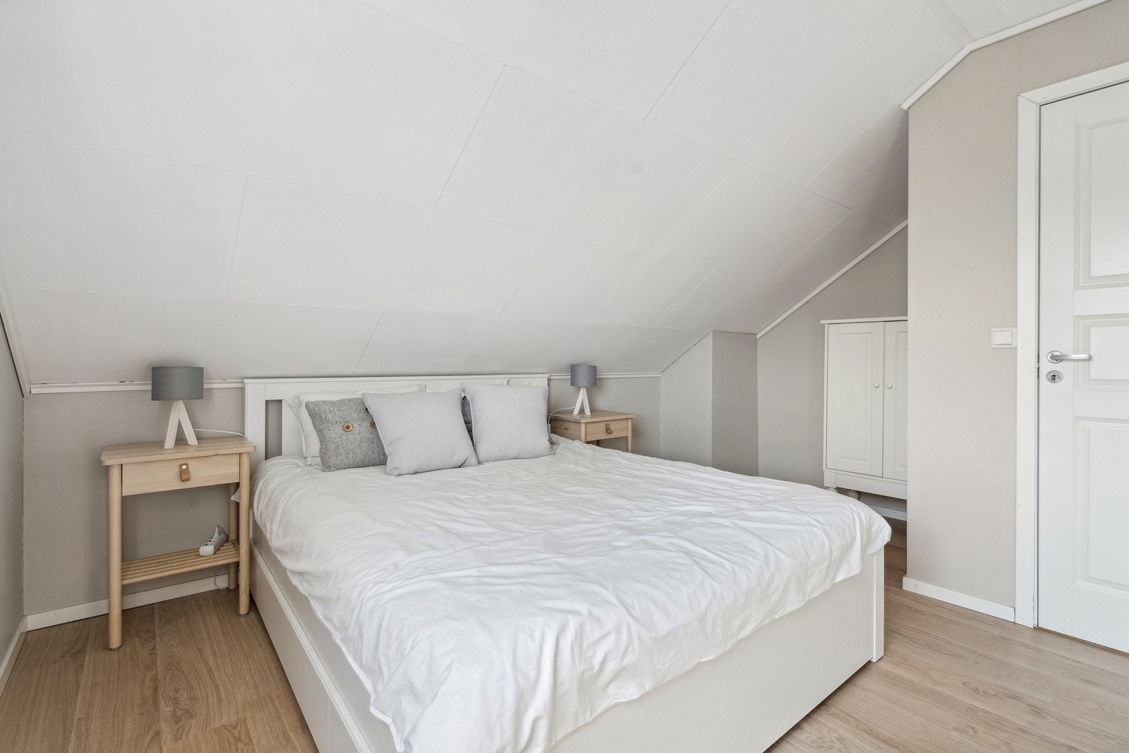 Plass til dobbelseng og tilhørende nattbord Galleribilde