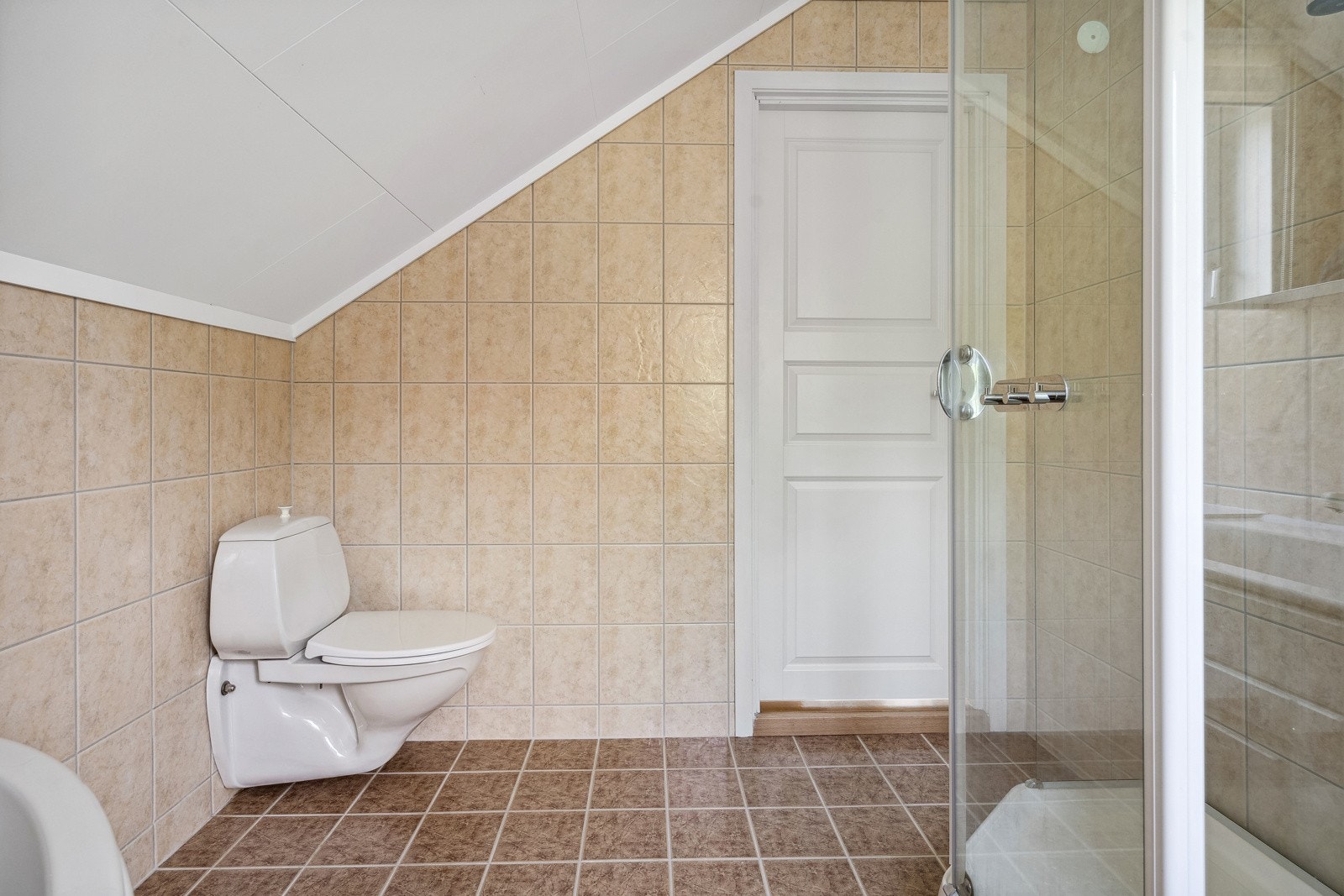 Badet er av god størrelse og har varmekabler i gulv Galleribilde