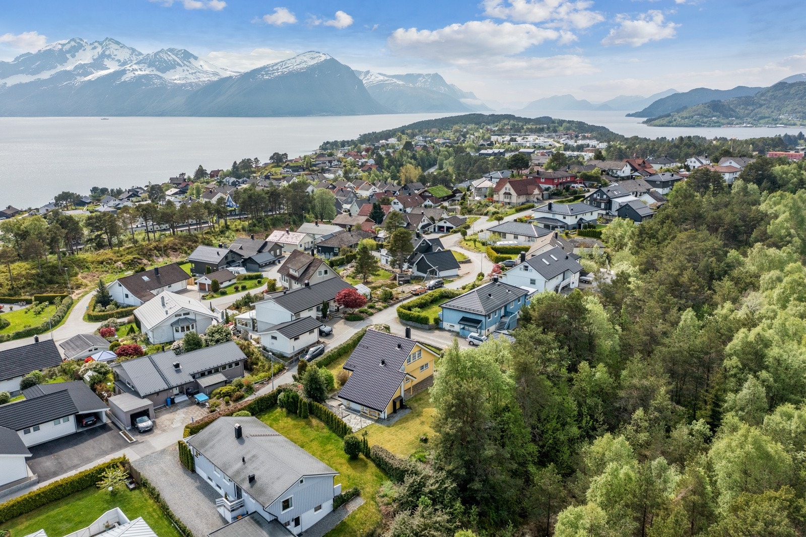 For mer informasjon om nærområdet se 360- dronevisning i annonsen Galleribilde