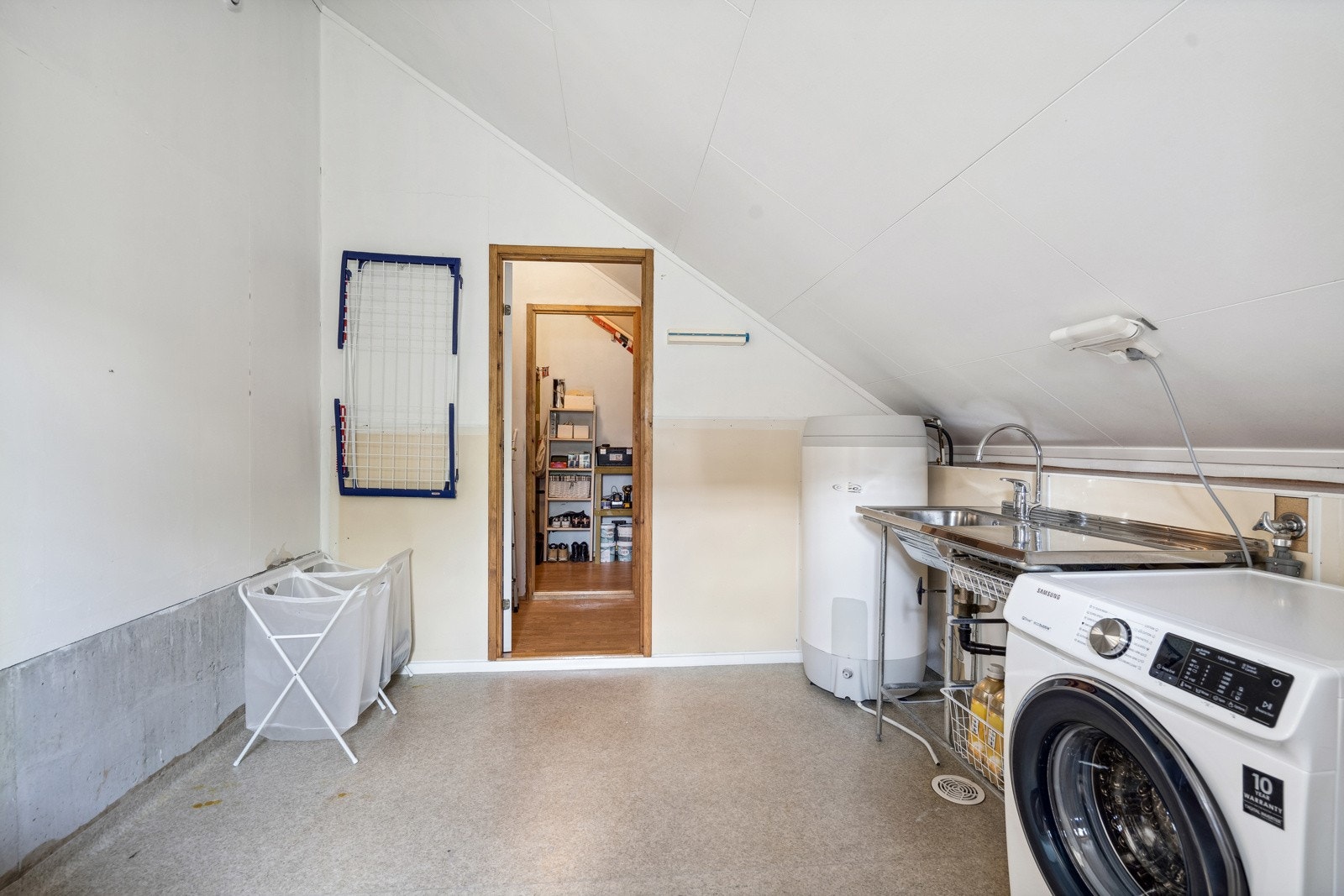 Romslig bod med god oppbevaringsplass i tilknytning til vaskerom Galleribilde