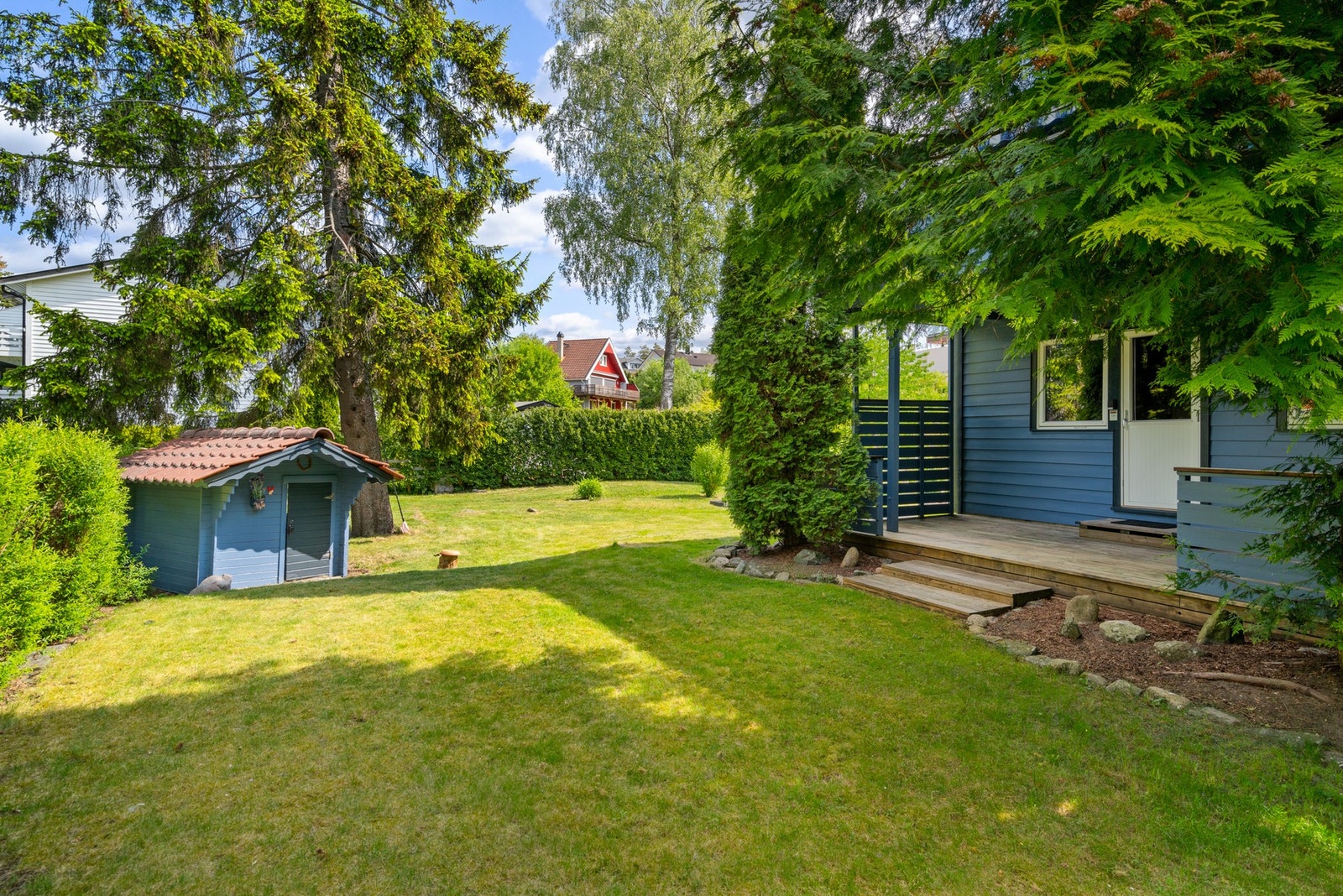 Boligen byr på et koselig uteområde med markterrasse og plenområde, med god plass til å invitere til hyggelige sammenkomster. Galleribilde