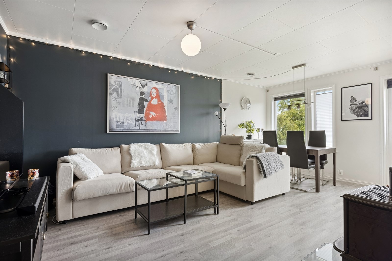 - Stue med god plass til både sofagruppe og spisebord hvor en kan samles for sosiale begivenheter - Galleribilde