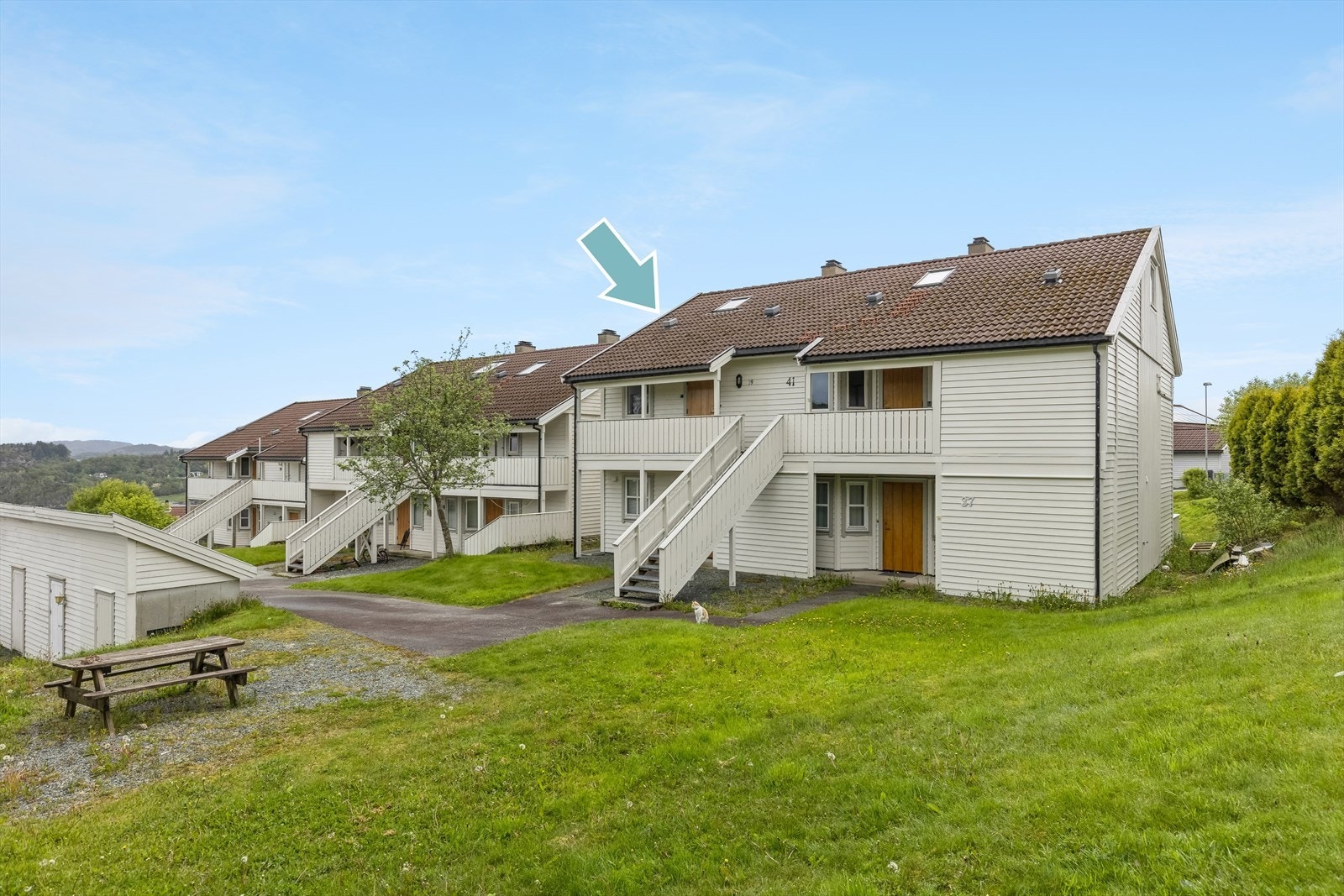 - Leiligheten er oppført på 2. og 3. etasje i en vertikal og horisontaldelt bygning med tre etasjer og flere leiligheter - Galleribilde