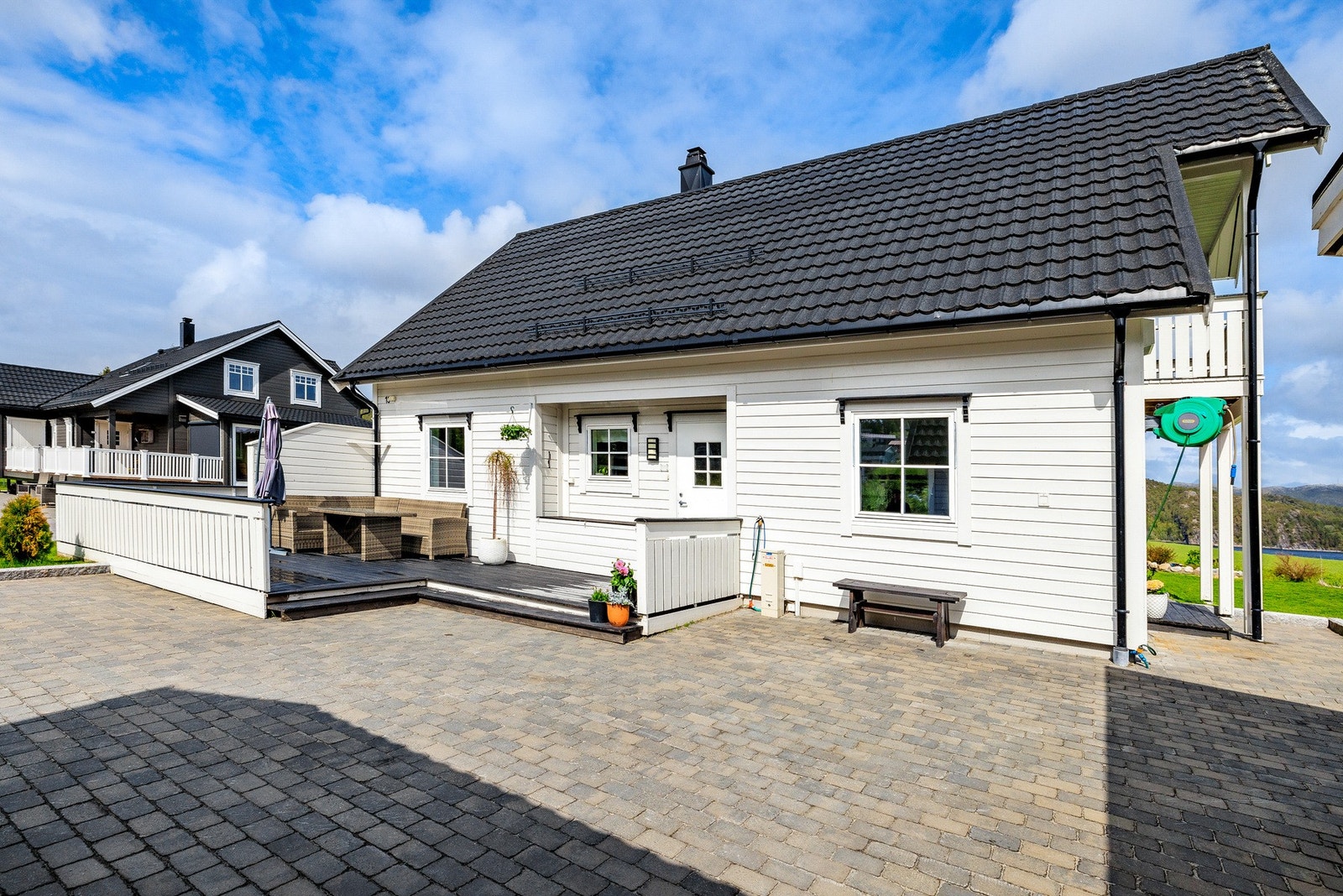 Trivelige uteomgivelser med brosteinsbelagt gårdsplass og markterrasse Galleribilde