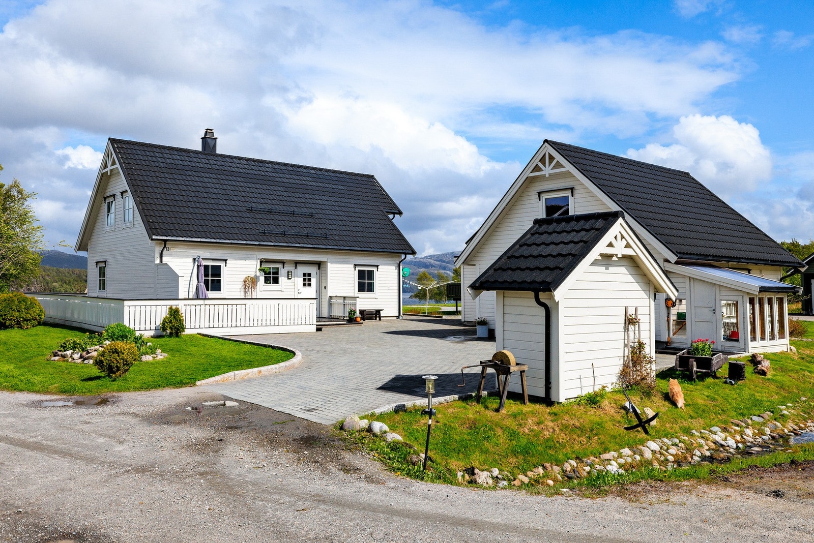 Pent opparbeidet tomt- og hage Galleribilde