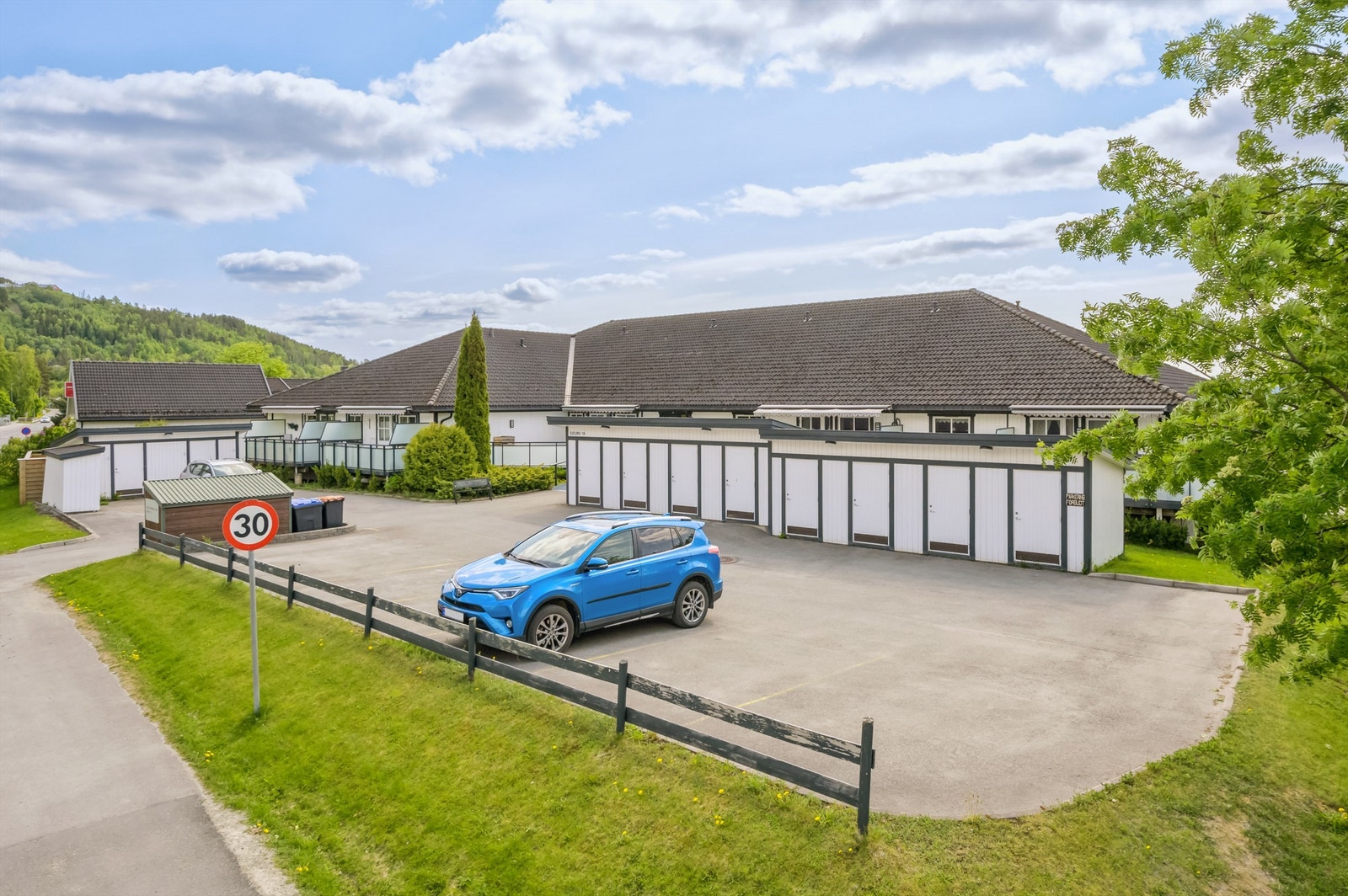 Med leiligheten førlger 1 parkeringsplass og 1 utebod i fellesanlegg. Galleribilde