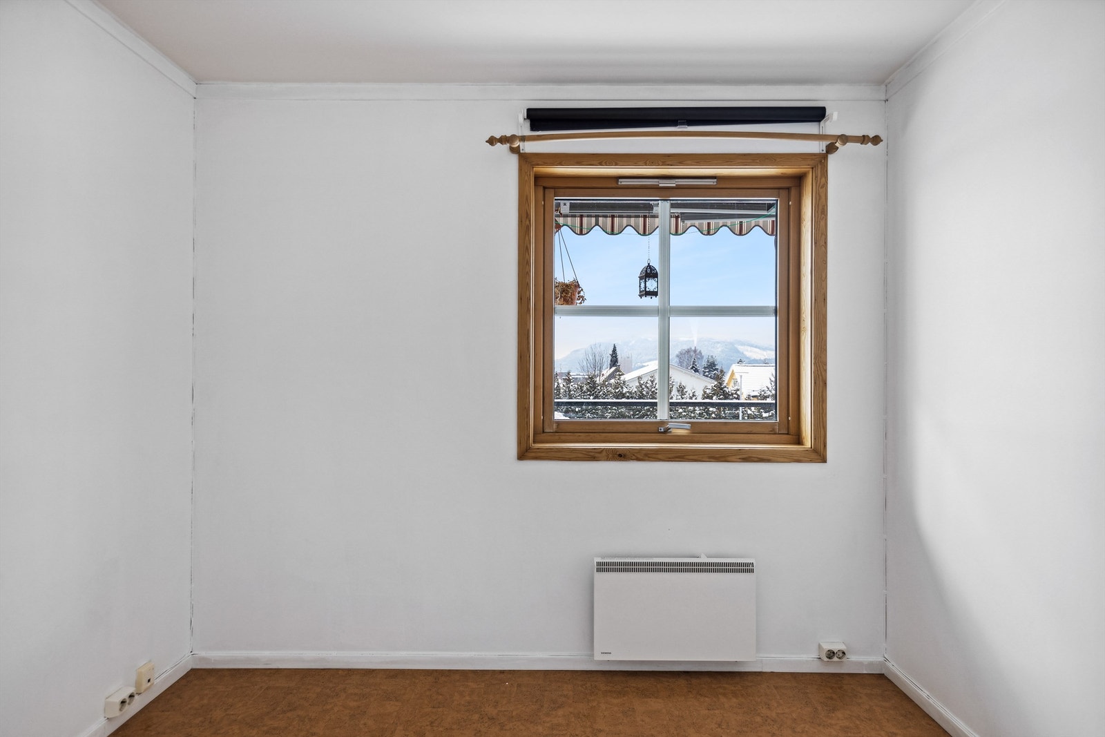 Utsikt mot Brumunddal og Bangsberget i bakkant Galleribilde