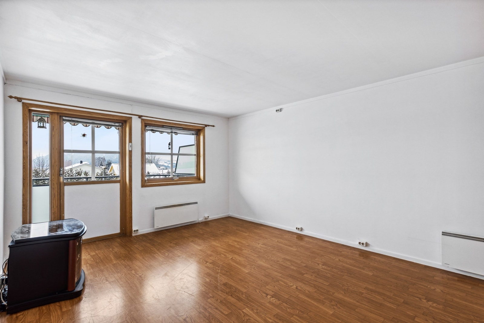 Stuen er lys og det er godt med innslipp av dagslys via terrassedør og vindu. Galleribilde