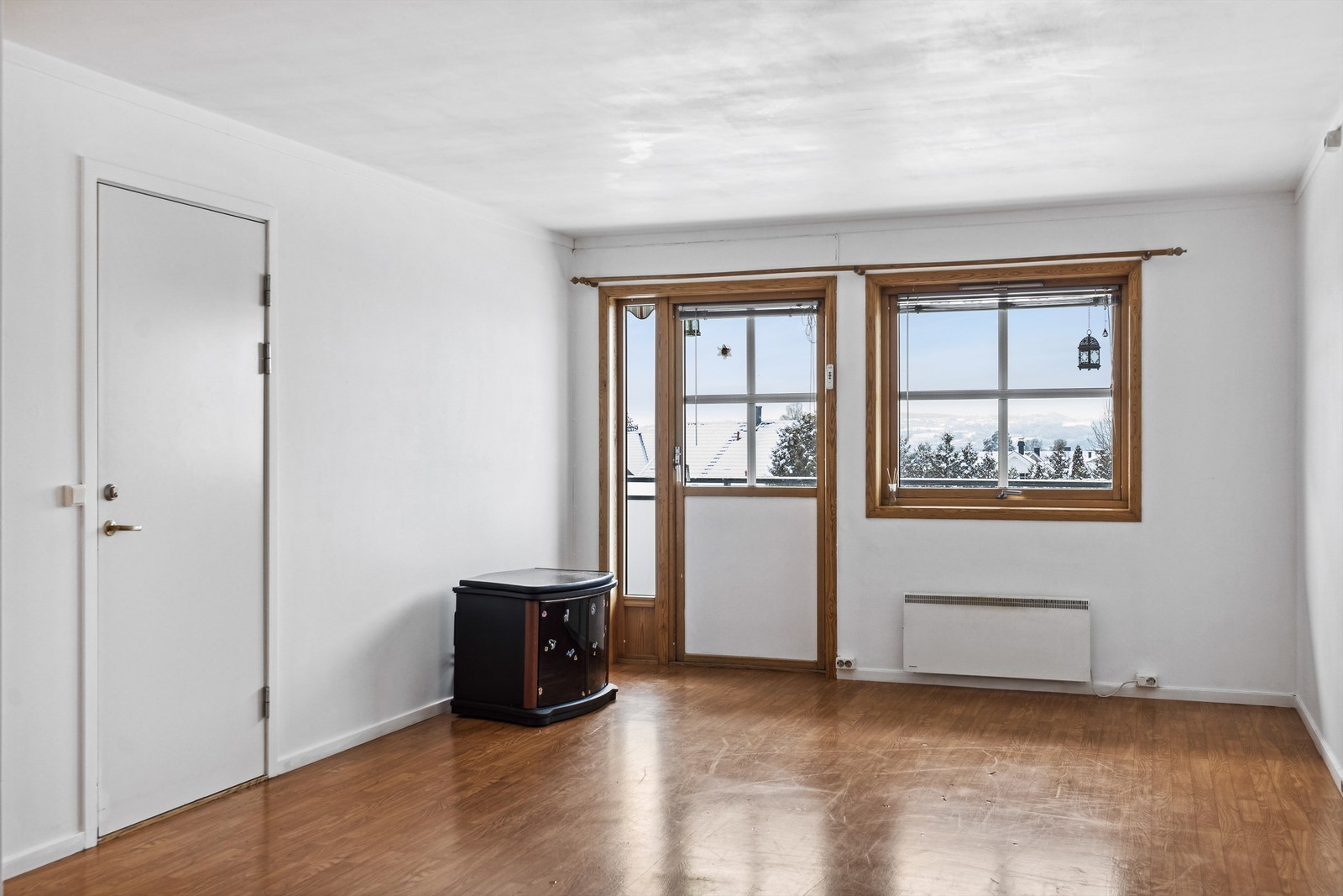 Stuen har adkomst til balkong med terrassemarkise. Galleribilde