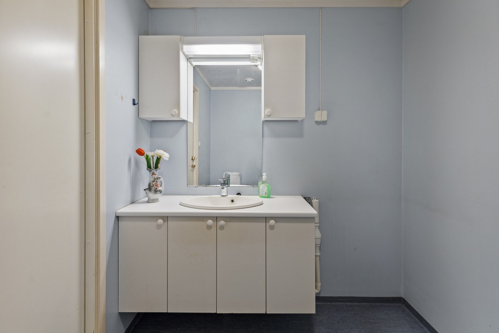 Badet er utstyrt med romslig innredning og det er opplegg for vaskemaskin. Galleribilde