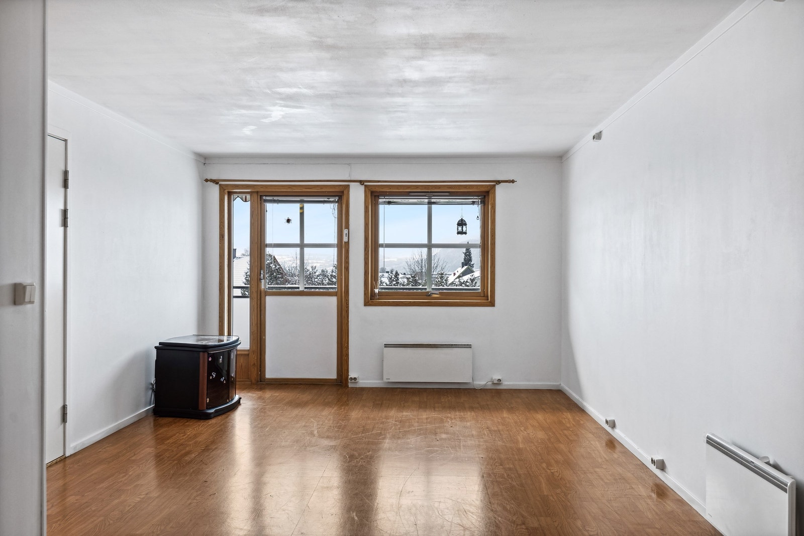 Stue med utsyn mot Brumunddal sentrum og Bangsberg. Galleribilde