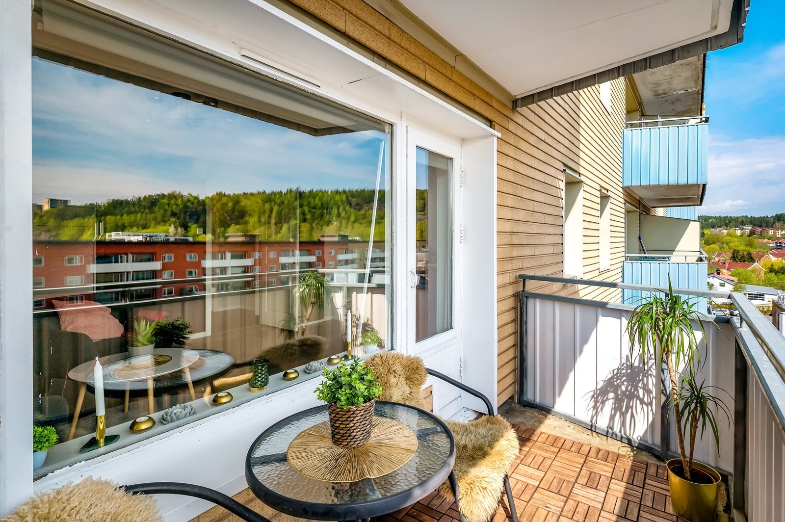 Boligen disponerer en hyggelig balkong som måler ca. 4,2 kvm Galleribilde