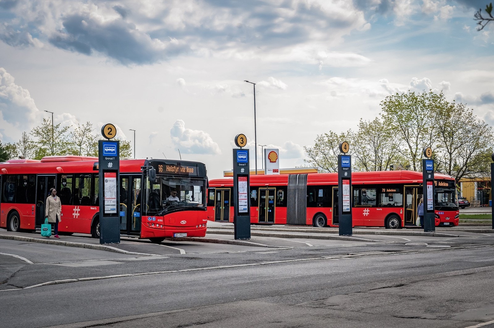 Gode kollektive forbindelser (buss og t-bane) like utenfor boligen Galleribilde