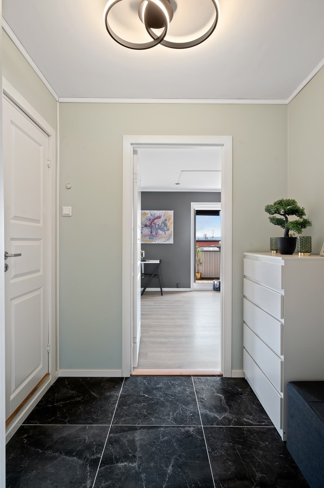 Romslig og innbydende entrè med adkomst til samtlige rom Galleribilde