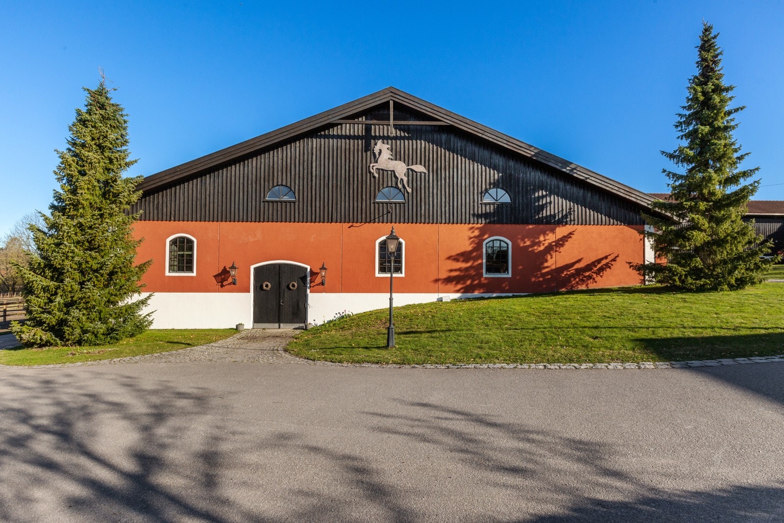 Ridehallens fasade til boligtunet Galleribilde