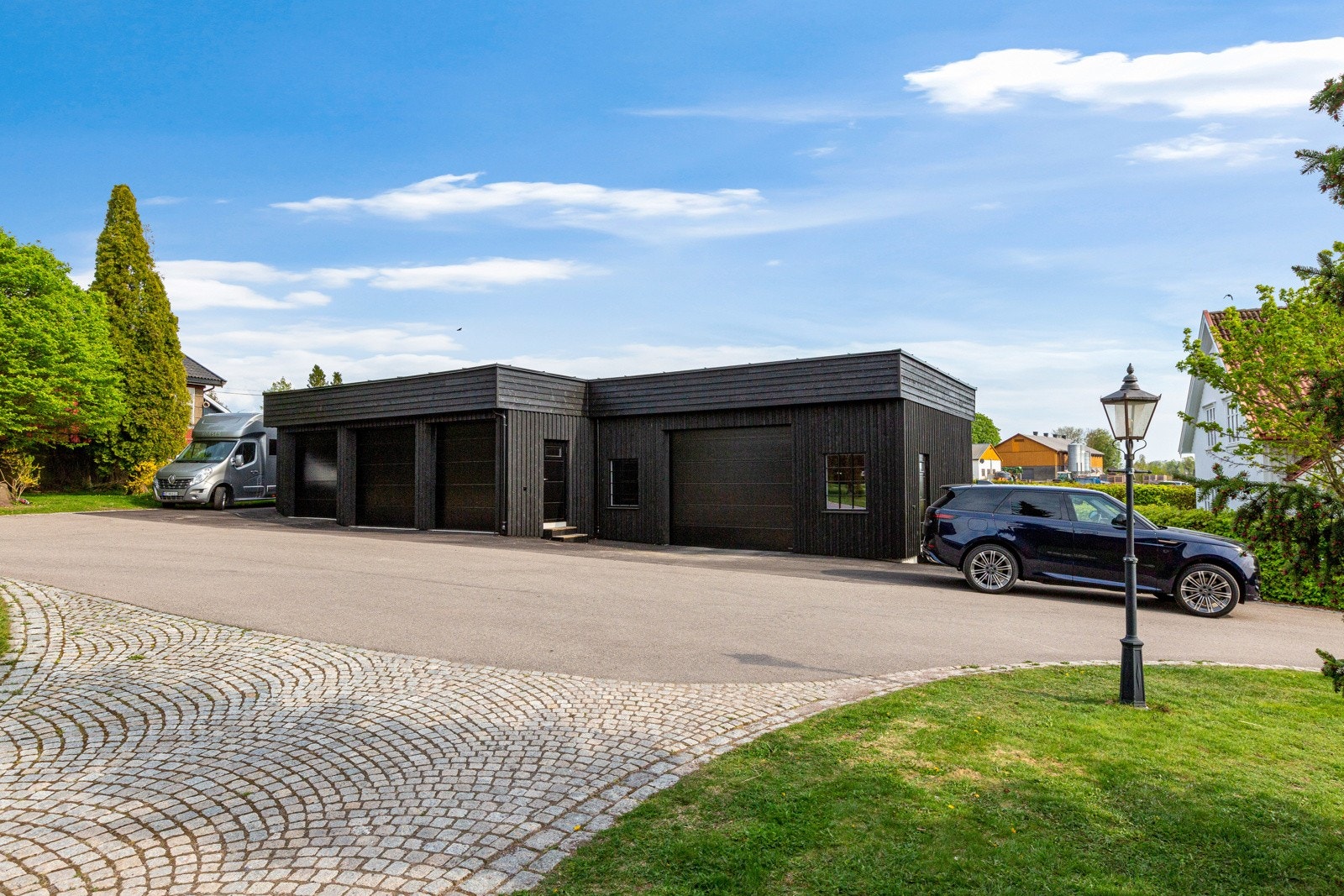 Totalrehabilitert garasje med fire biloppstillingsplasser Galleribilde