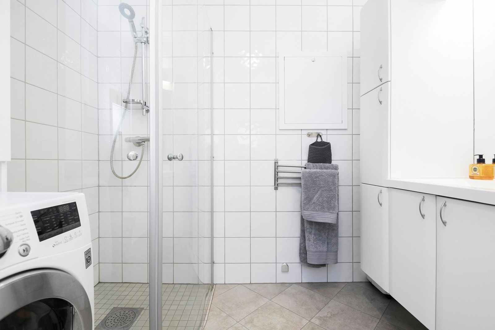 Romslig bad som er flislagt på gulv og vegger Galleribilde