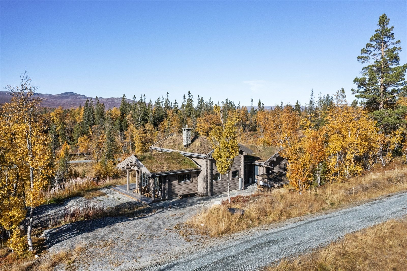 Lite trafikk forbi eiendommen pga beliggenhet innerst i feltet. Her er det også god avstand mellom
hyttene! Galleribilde
