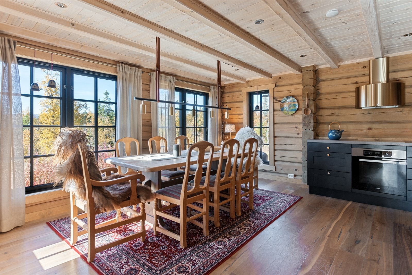 Spiseplassen er praktisk plassert nær kjøkkenet Galleribilde