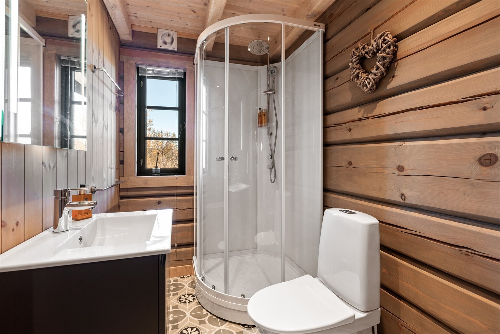 De to badene inneholder det samme og ligger vegg-i-vegg Galleribilde