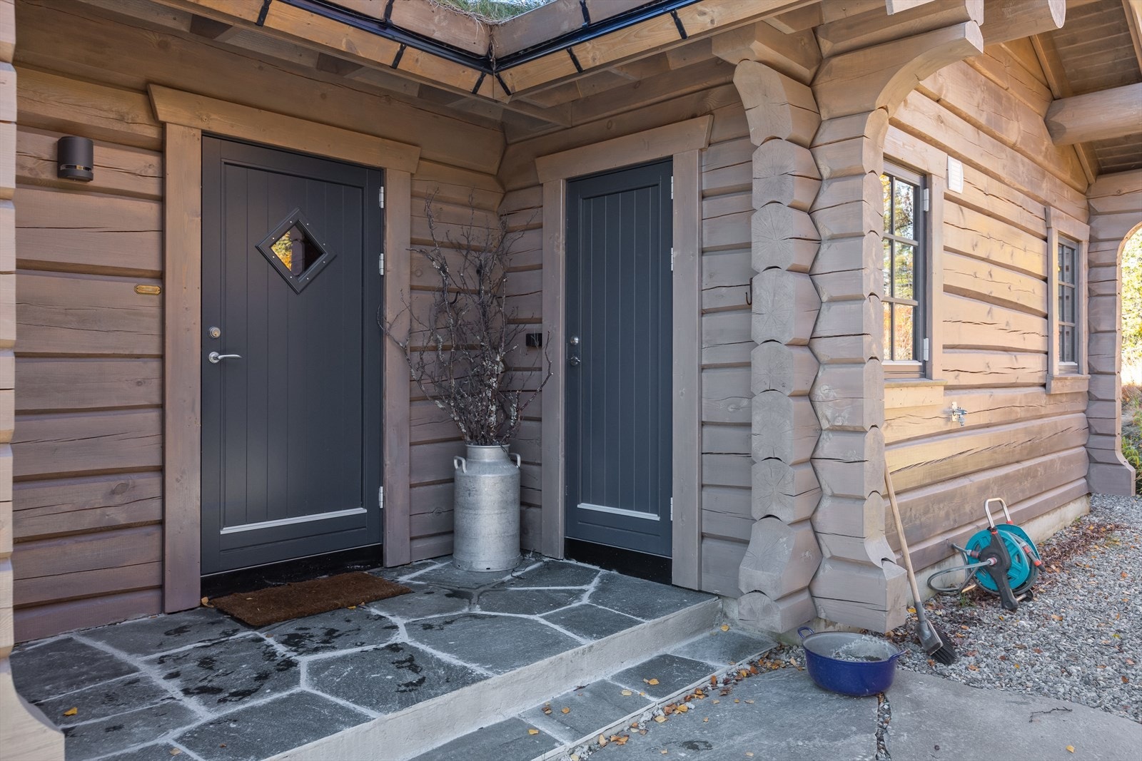Et skiferkledd inngangsparti ønsker velkommen! Døren til høyre går inn til vaskerommet - hovedinngangsdøren til venstre. Galleribilde