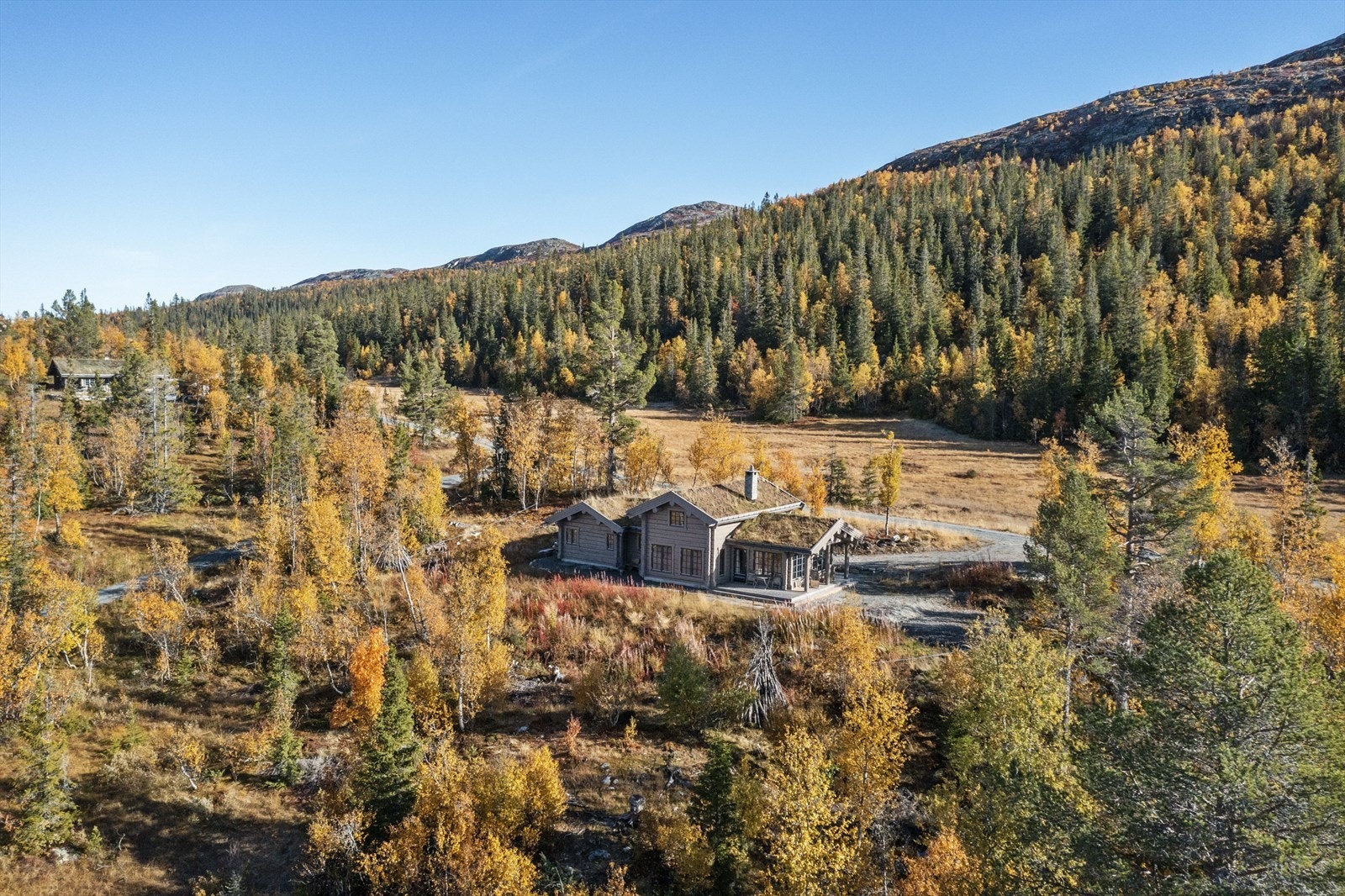 Området kjennetegnes med store tuntomter med god avstand til omkringliggende hytter. Reguleringsplan gir mulighet
for oppføring av anneks, badstuhus etc. Galleribilde