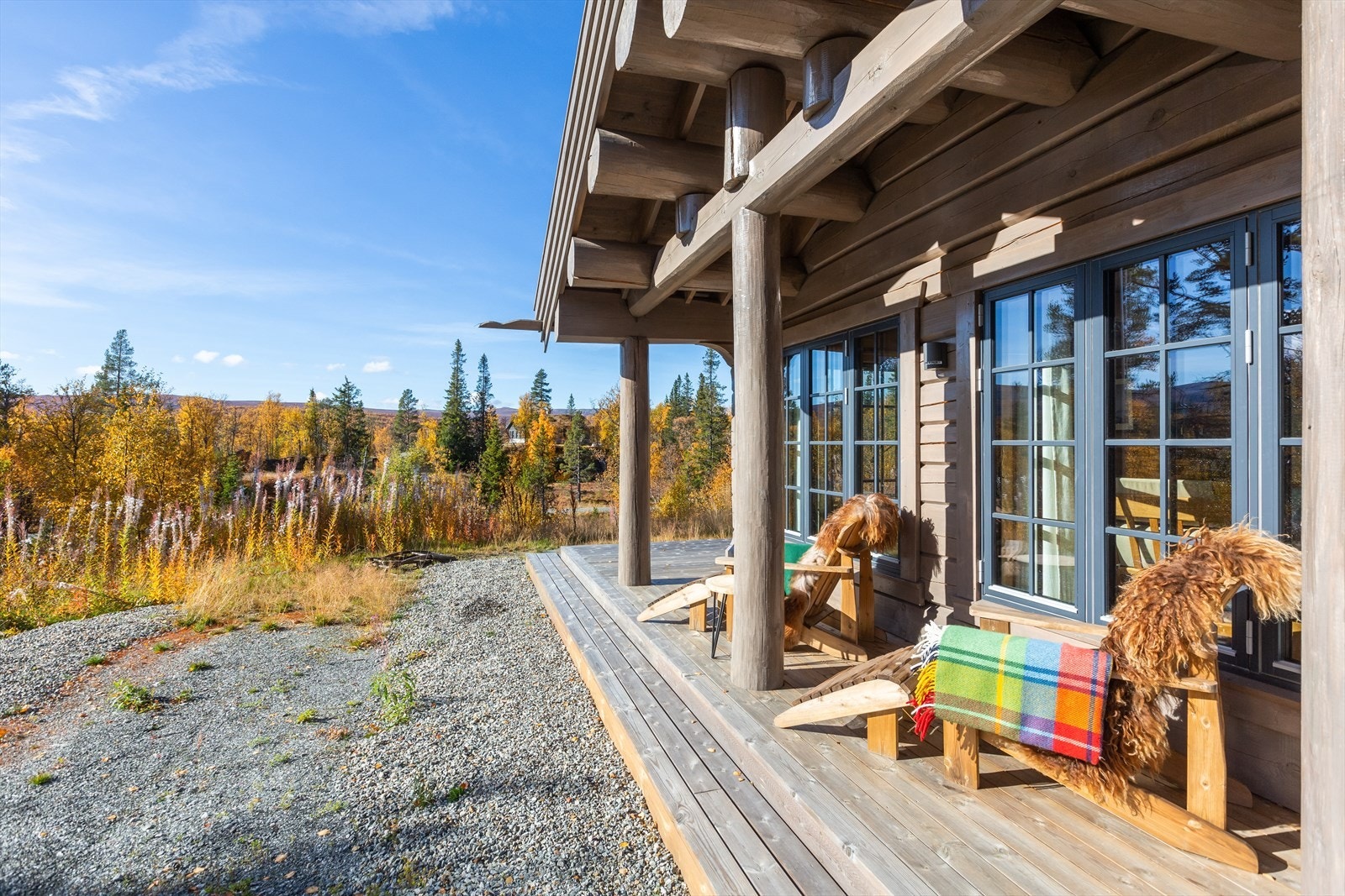 Solrik og hyggelig terrasse på sydsiden av hytta Galleribilde