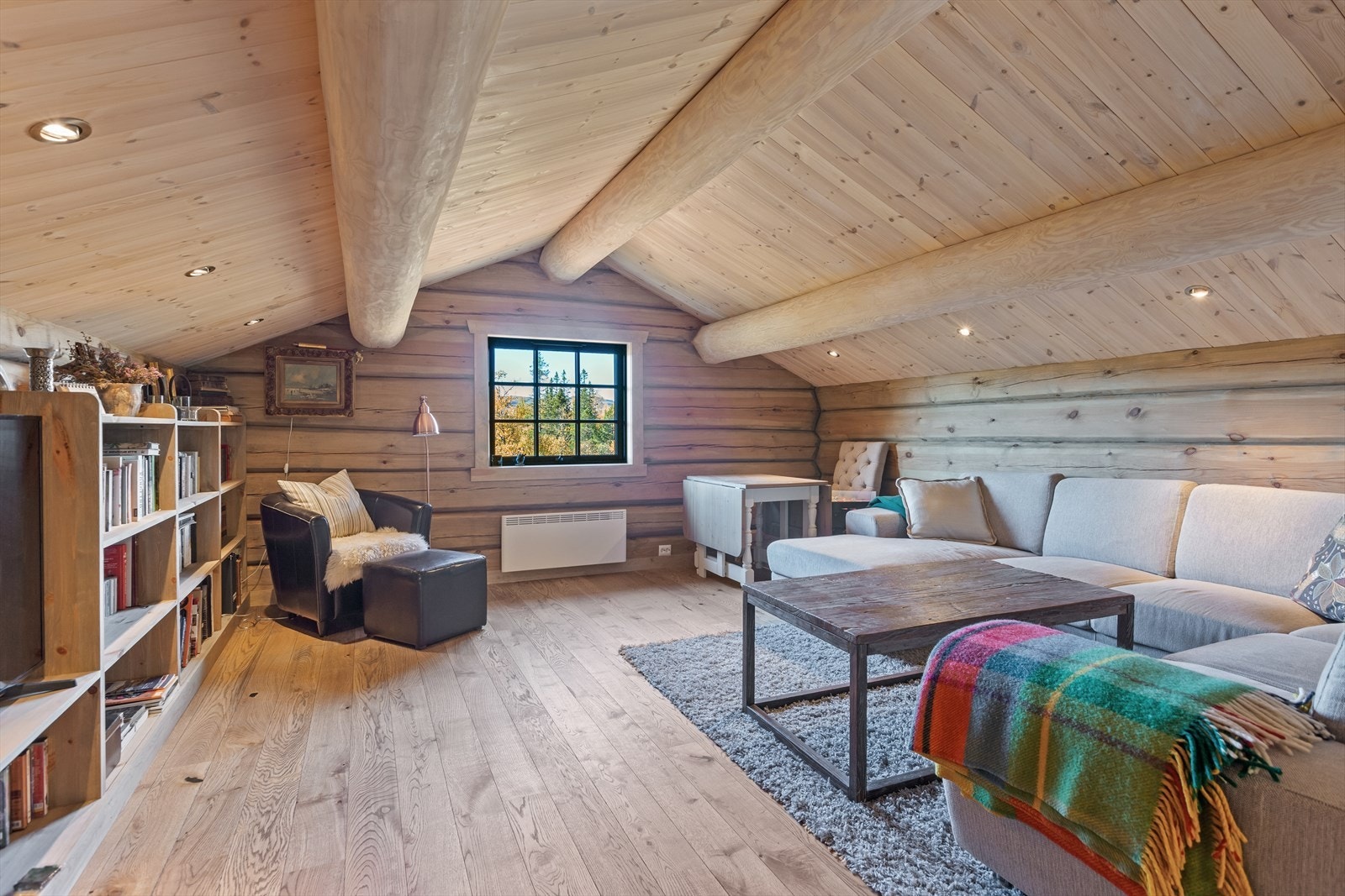 Loftstuen fungerer godt som ekstra tv-stue, hyttekontor eller bare som en plass å trekke seg tilbake til! Galleribilde