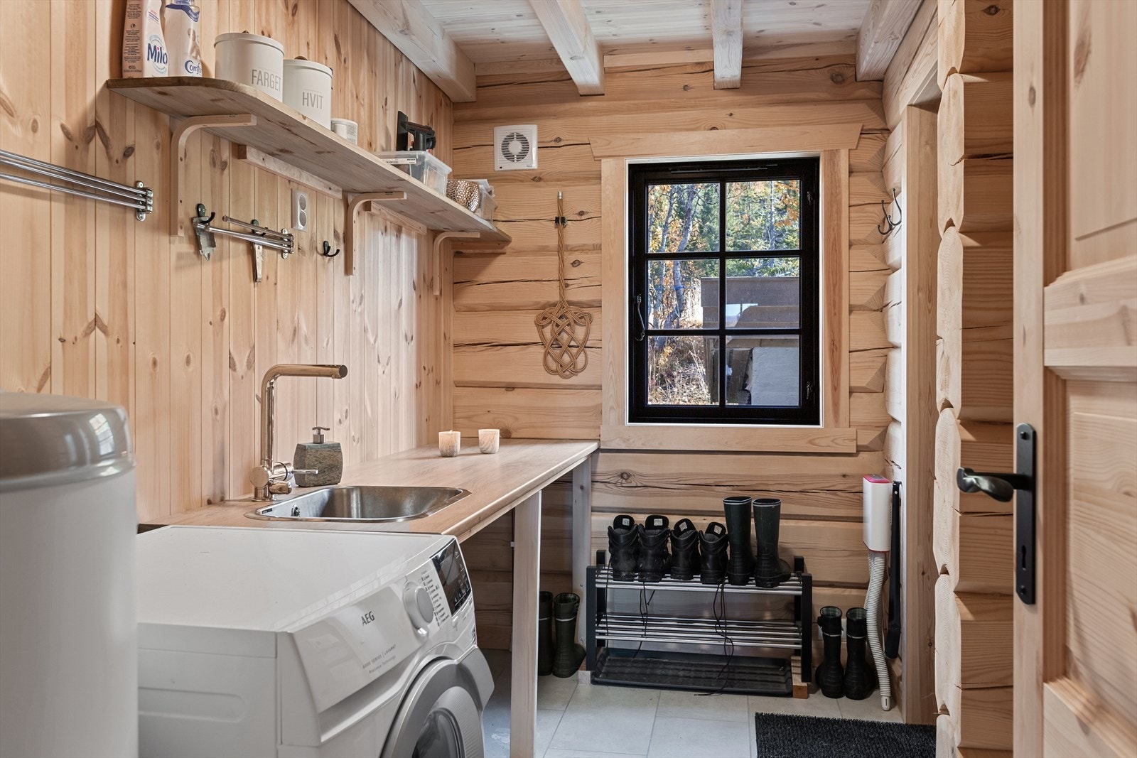 Super praktisk vaskerom med opplegg for vaskemaskin, stålvask, vv bereder og god plass til å oppbevare og tørke turutstyret Galleribilde