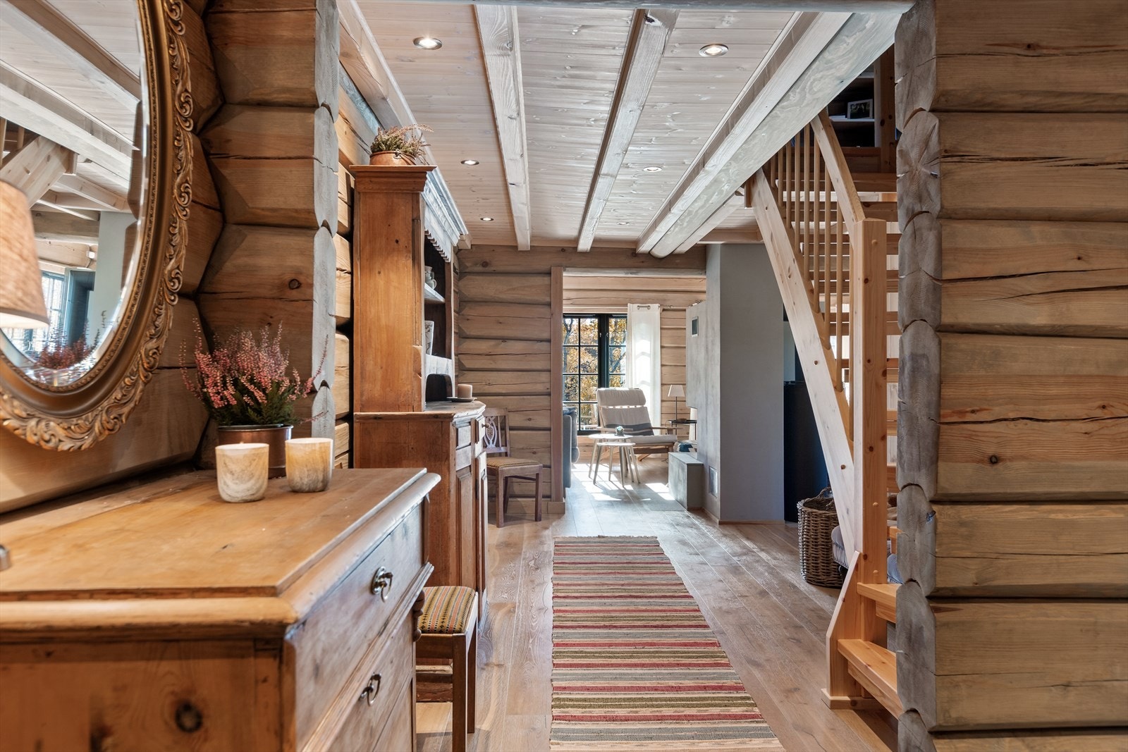 Gangen i retning stuen. Med trappen opp til loftsetasjen Galleribilde