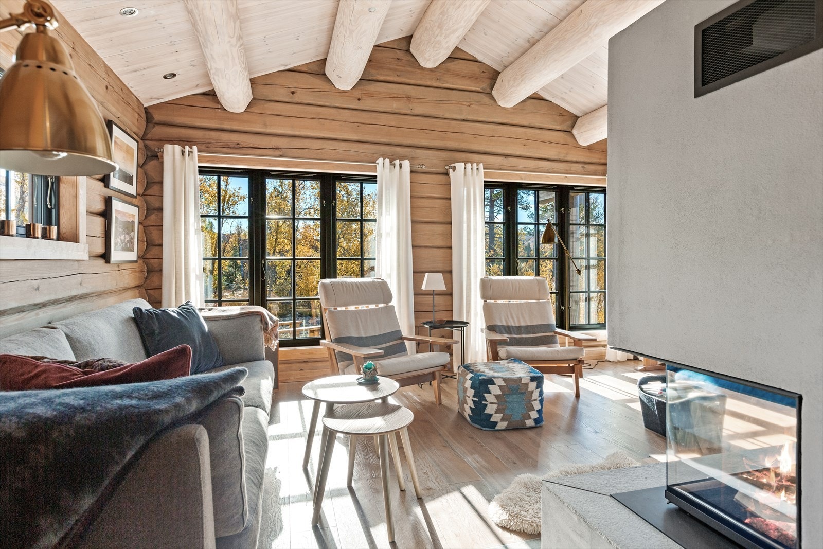 Fra stuen går man rett ut til den sydvendte terrassen utenfor Galleribilde