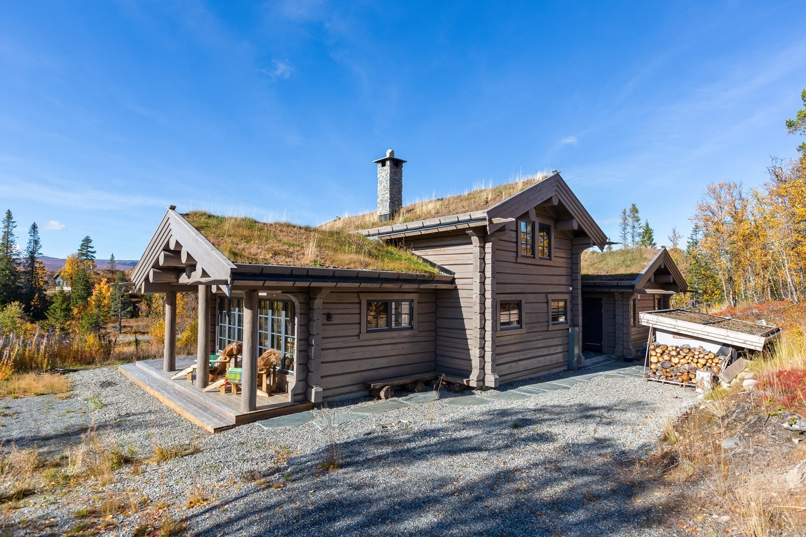 Enkel adkomst med kjørevei frem til inngangspartiet og praktisk vedbod rett ved inngangsdøra Galleribilde