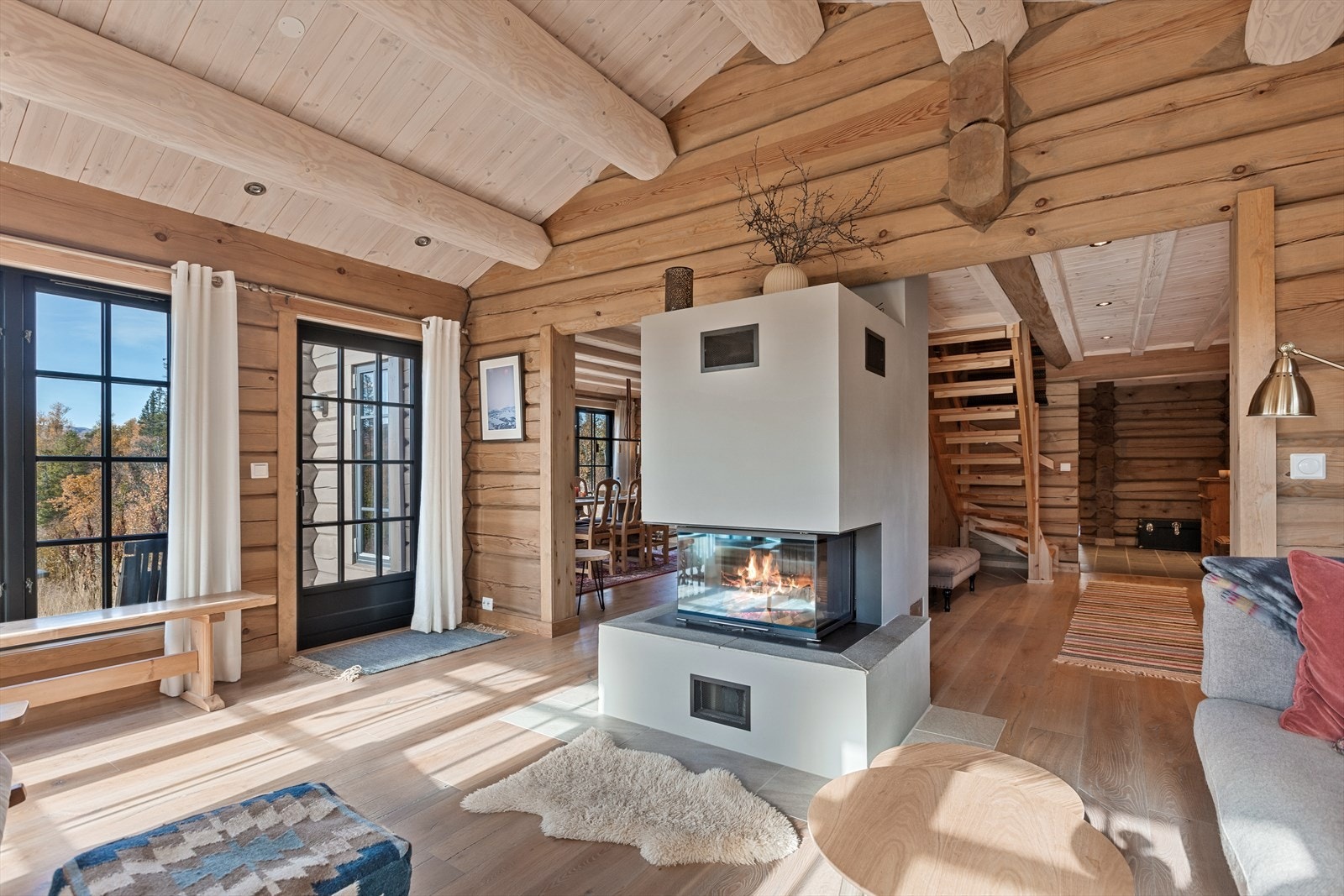 De synlige åsene og de store vinduene mot vest gir en veldig fin romfølelse i stuen Galleribilde