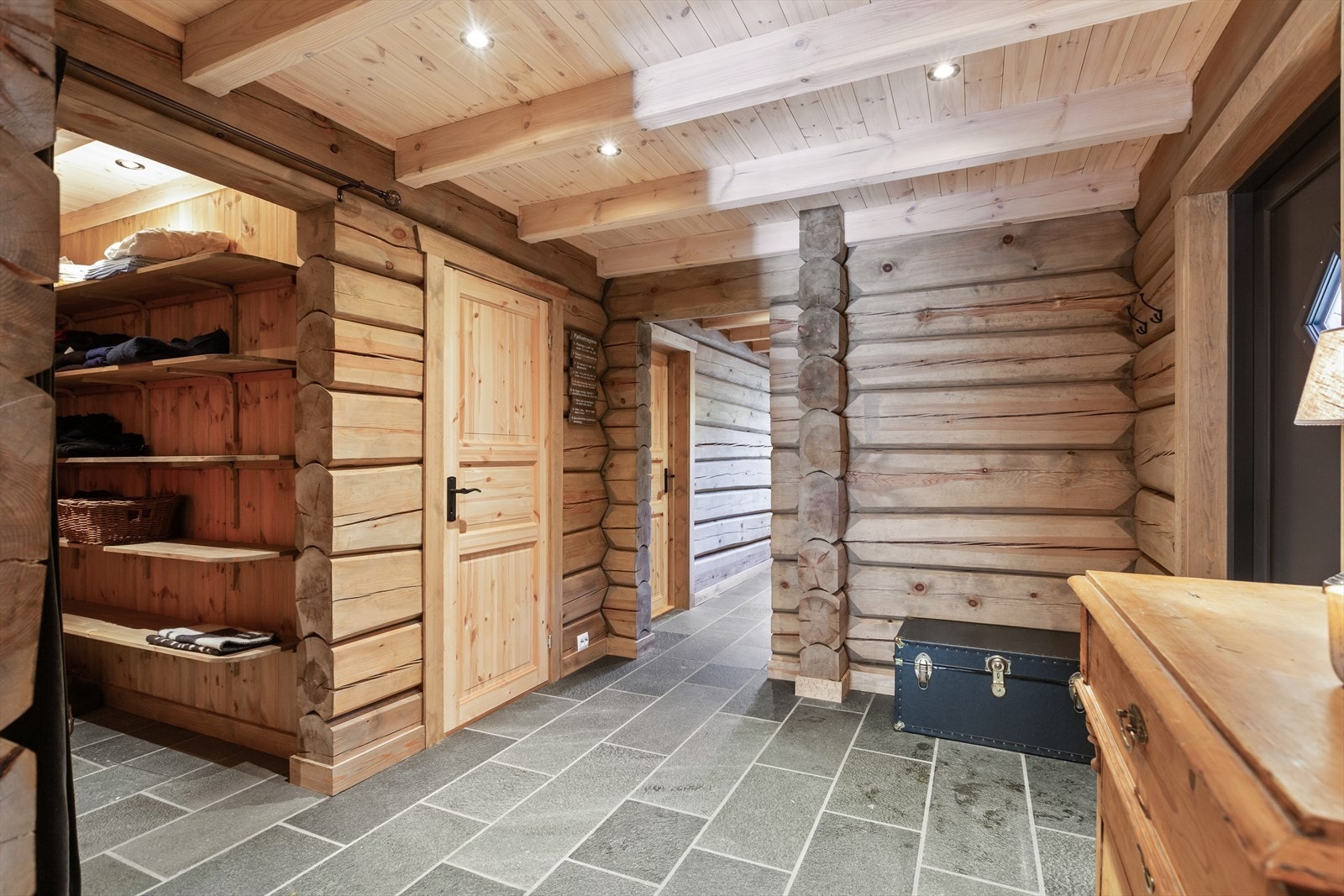 En romslig entrè med skiferflis og varmekabler Galleribilde