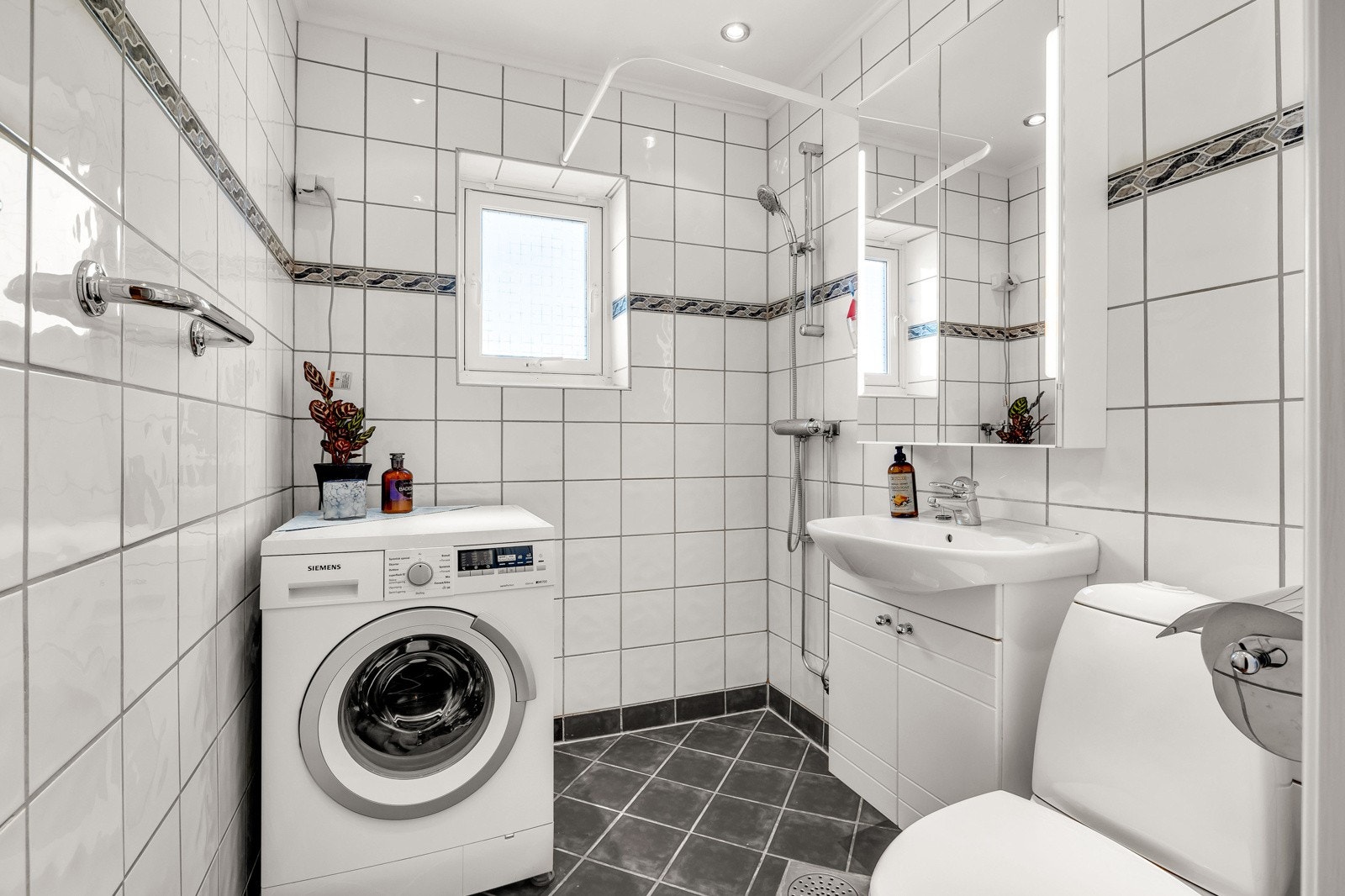 Flislagt bad med downlights i himlingen og varmekabler i gulv. Badet ble pusset opp i regi av borettslaget i 2003 Galleribilde
