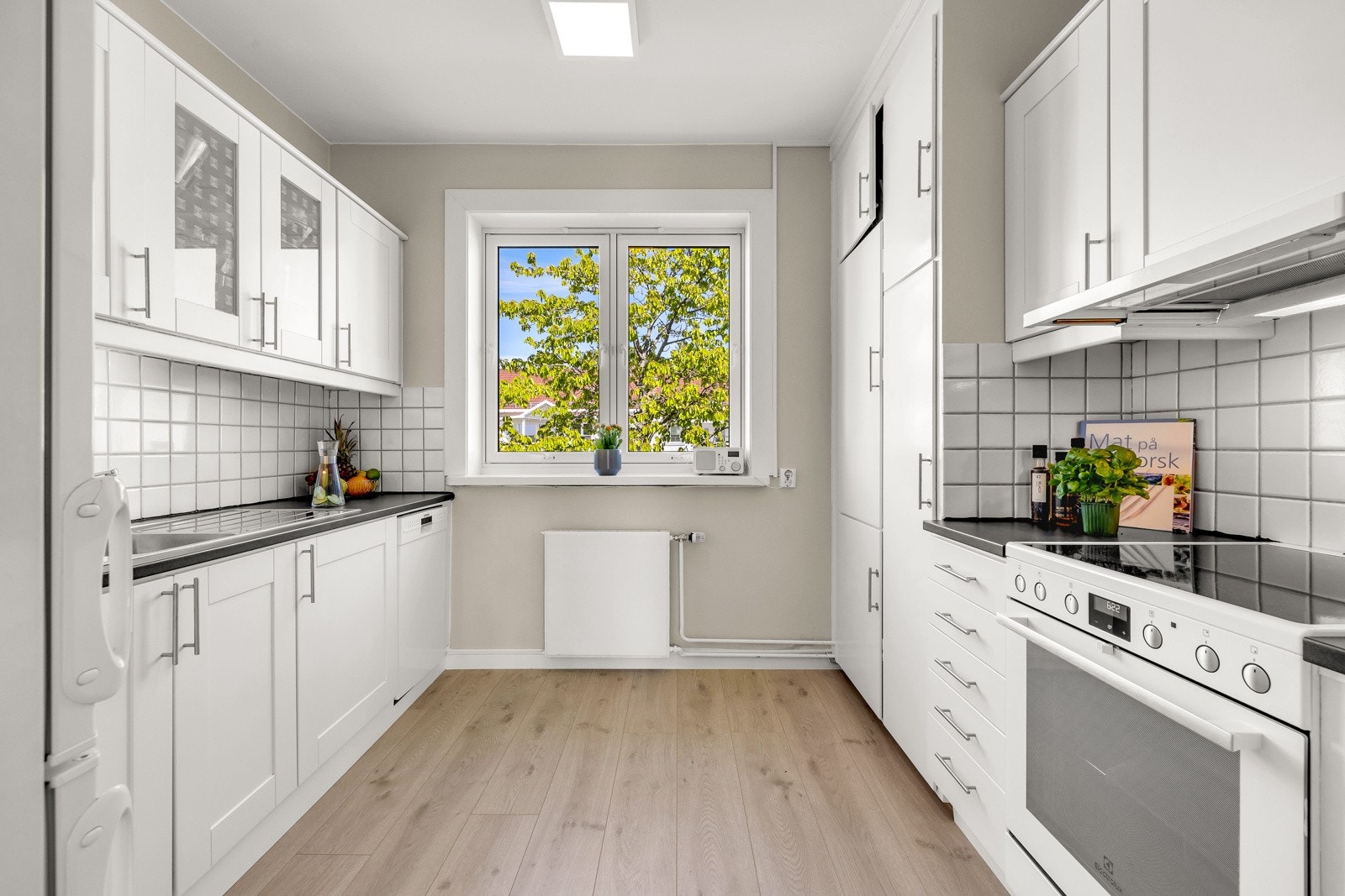 Adskilt kjøkkenløsning med morgensol, hvor du kan nyte frokosten med hyggelig utsyn Galleribilde
