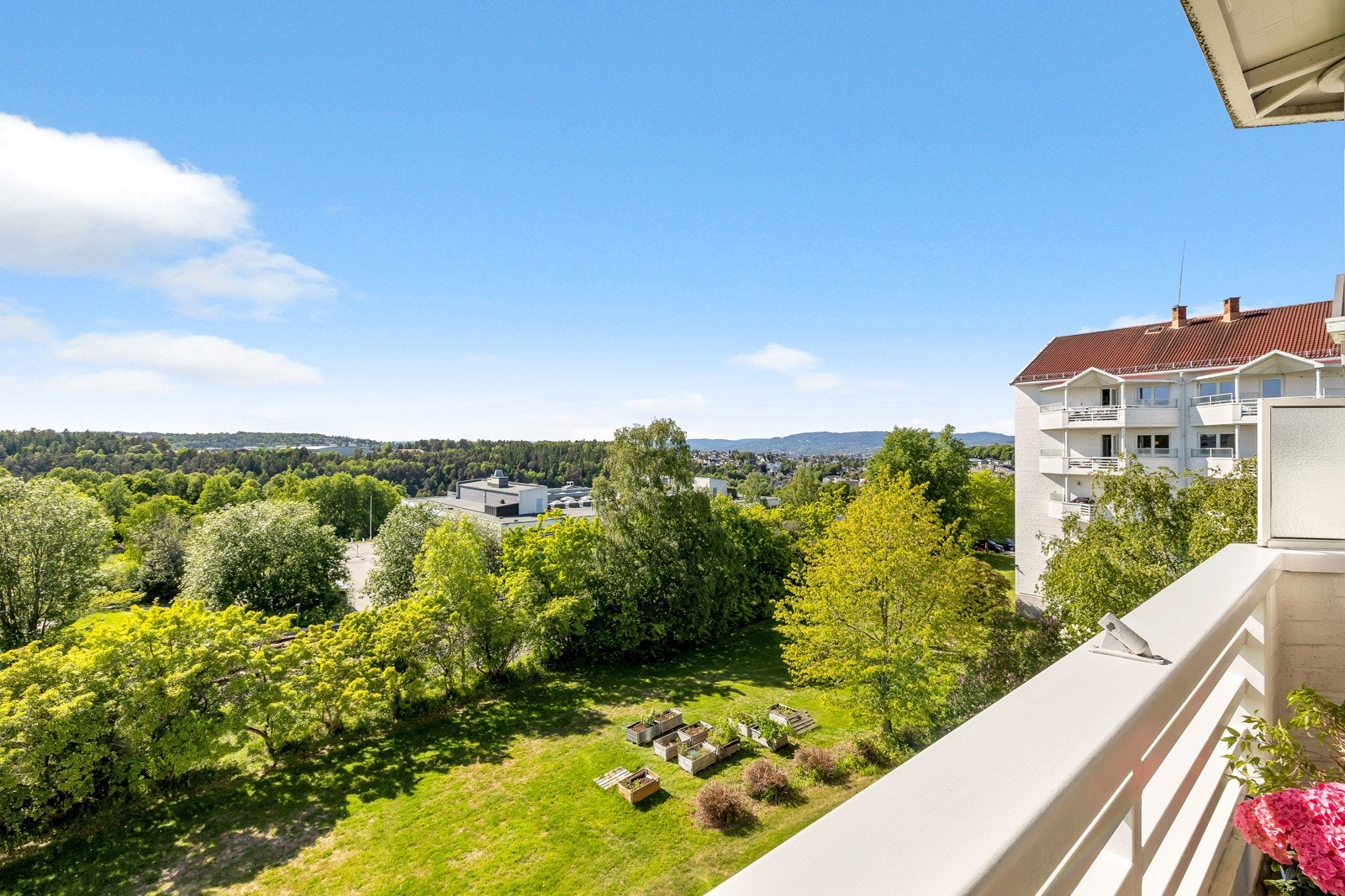Utsikt vestover. Flotte solforhold året rundt! Galleribilde