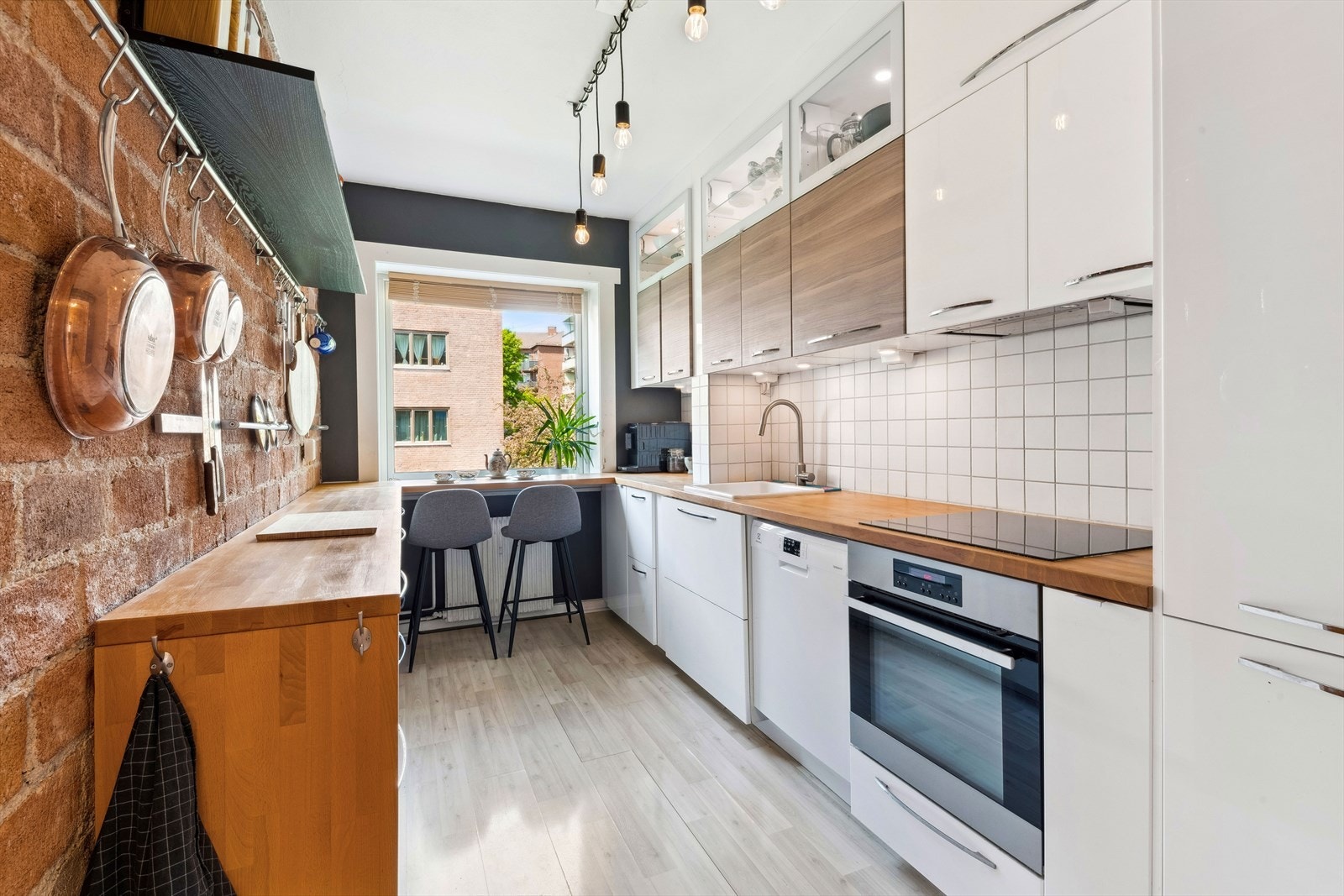 IKEA kjøkken fra 2014 med god oppbevaringsplass i over- og underskap. Galleribilde