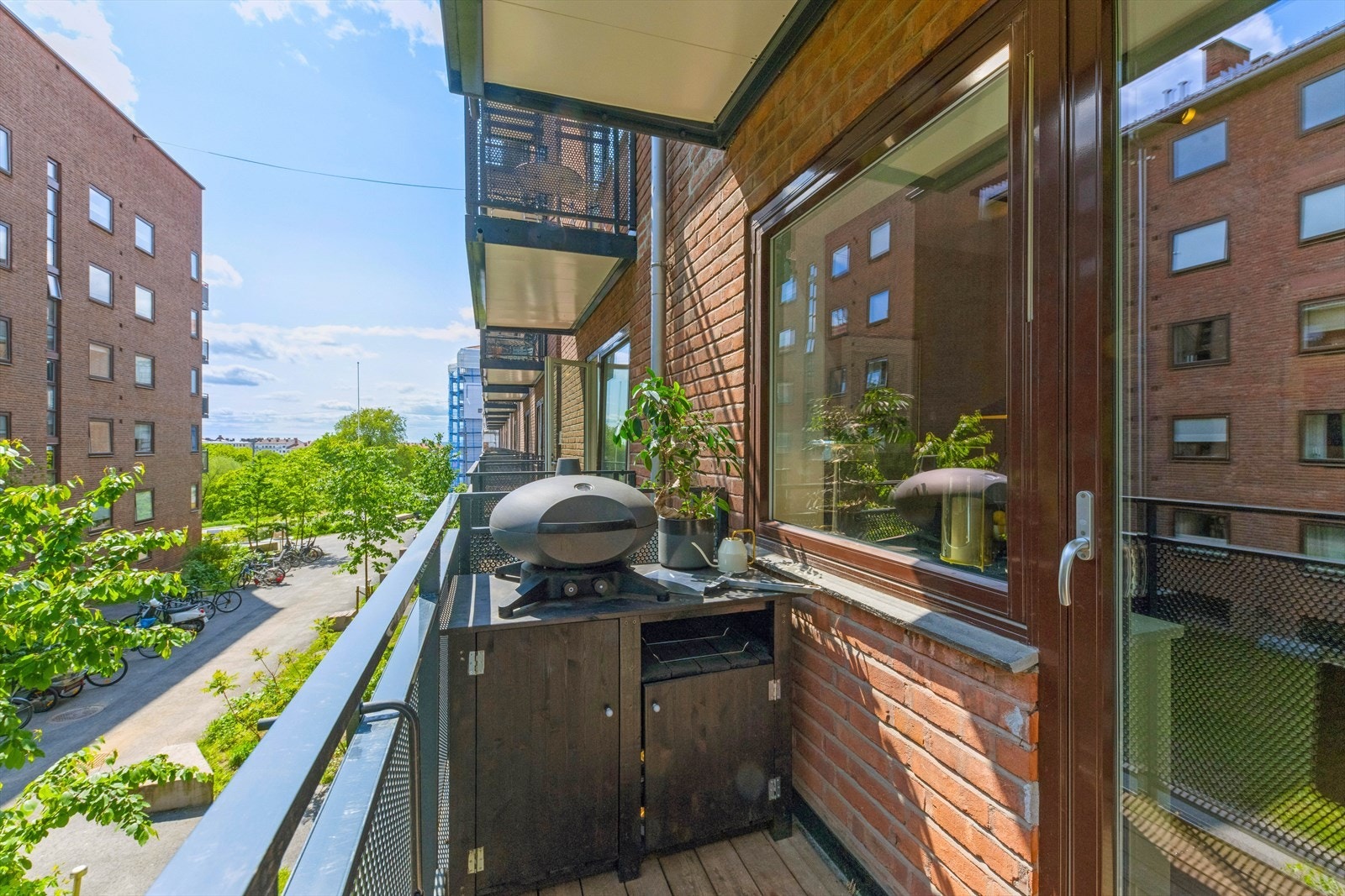 Her er det plass til en hyggelig sittegruppe og grill.
Plassbygget bord til grill kan medfølge etter avtale. Galleribilde