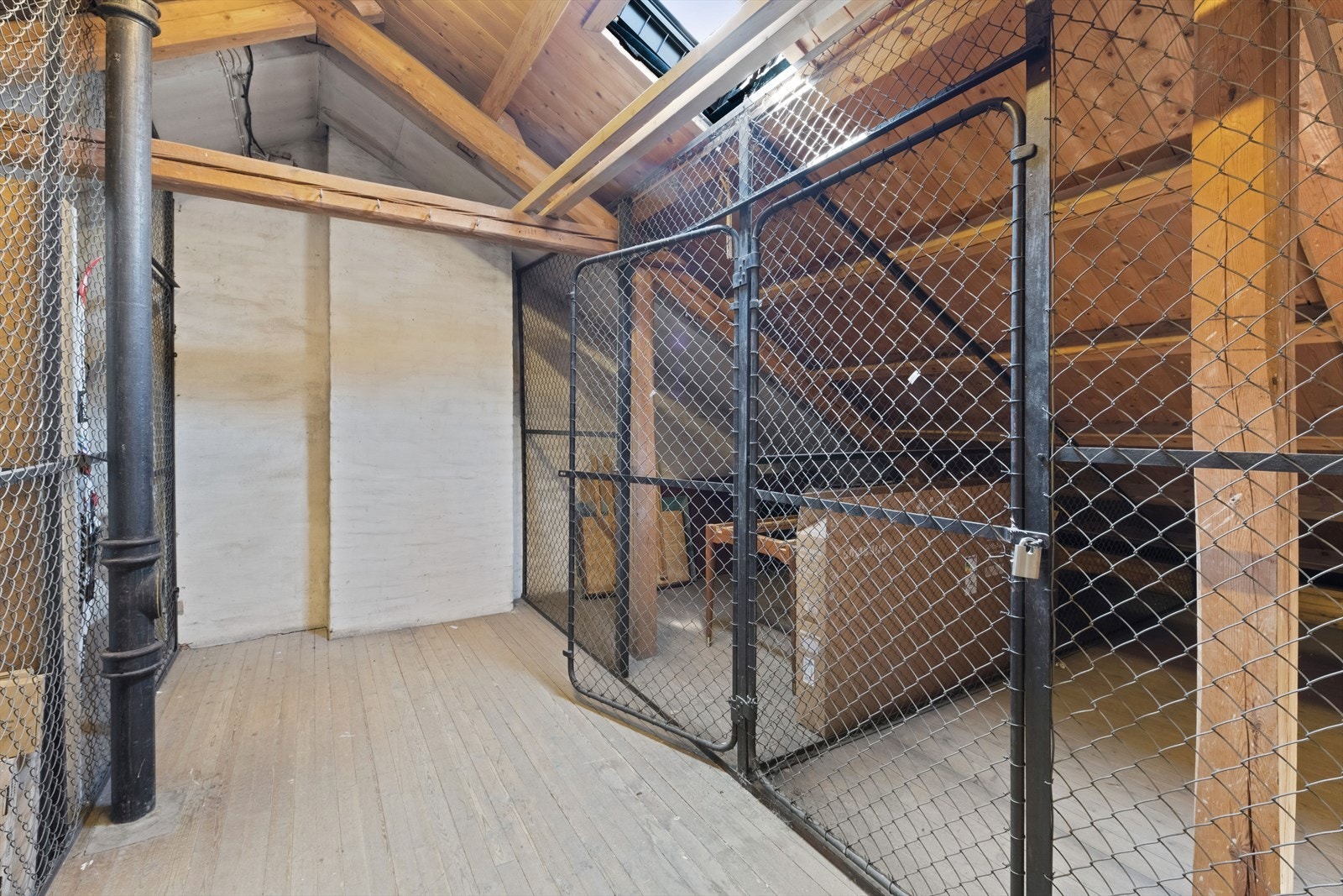 Leiligheten disponerer 1 kjellerbod på ca. 6m² og 1 loftsbod med ett gulvareal på ca. 11m² Galleribilde