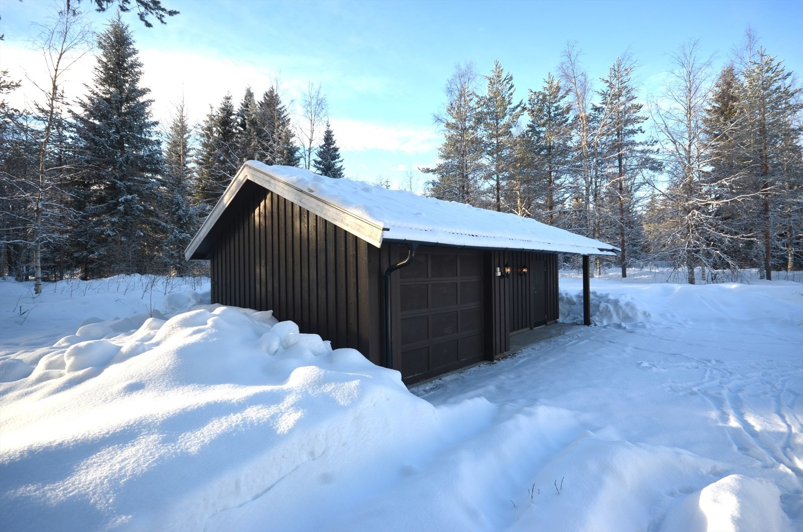 Garasjebygg/uthus med garasje, bod og isolert hobbyrom. Galleribilde