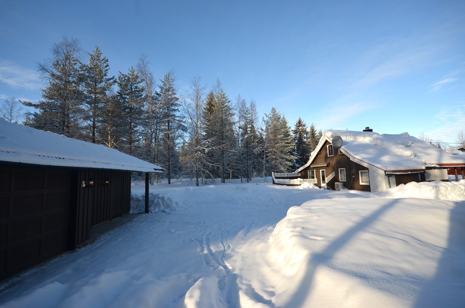 Romslig tomt, med gode solforhold. Galleribilde