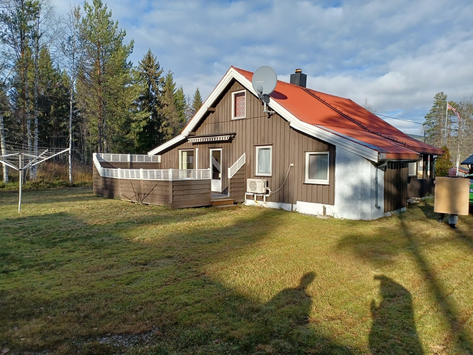 Romslig, solrik terrasse. Galleribilde