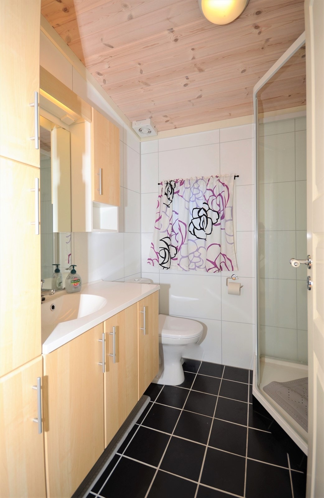 Det er varmekabler i gulvet på badet. Galleribilde