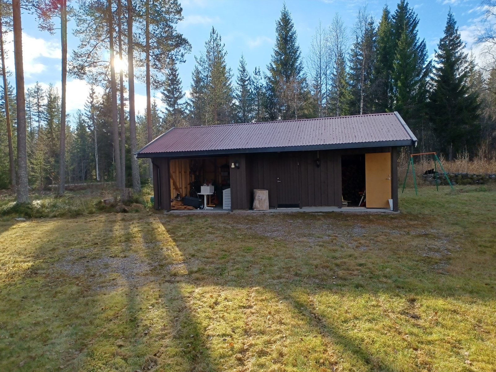 Garasje med to boder. Galleribilde