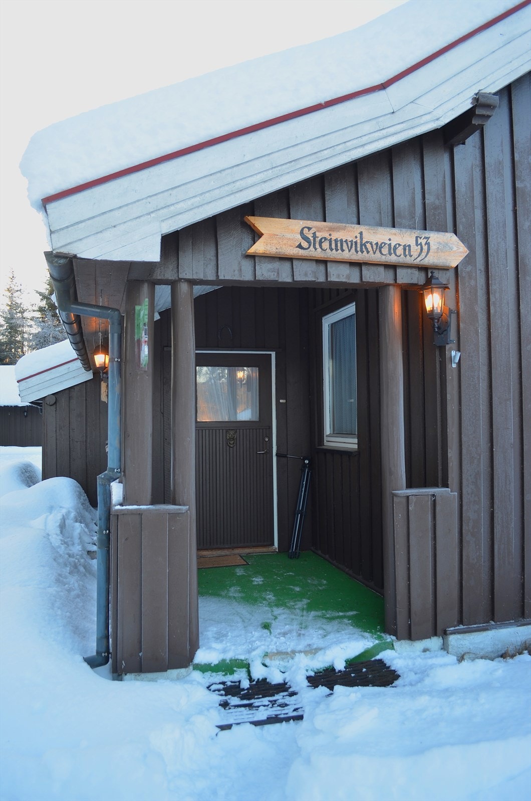 Koselig, overbygget inngangsparti. Galleribilde