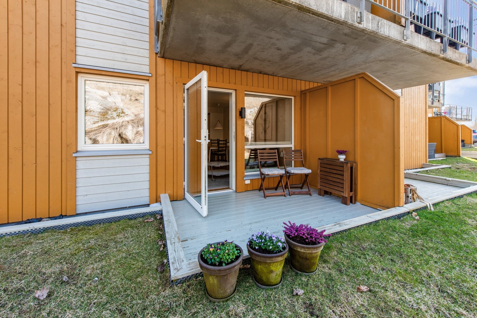 Fra stue er det utgang til syd- og vestvendt markterrasse Galleribilde