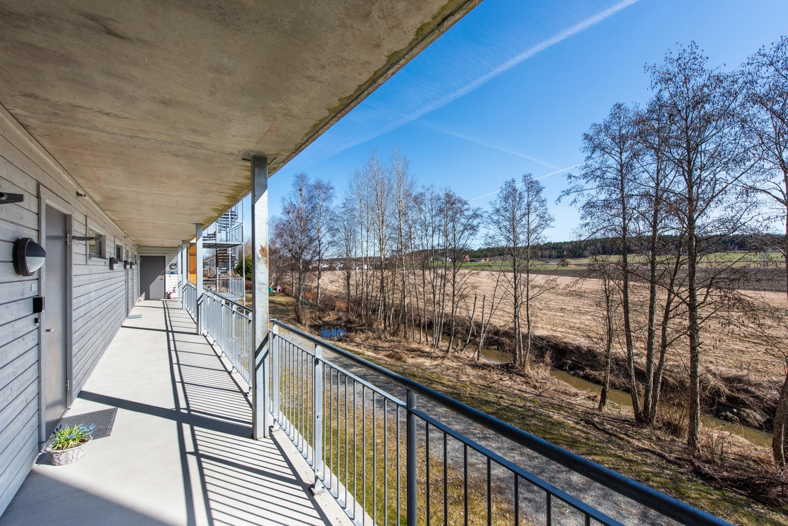 Svalgangen på inngangssiden har morgen- og formiddagssol. Galleribilde