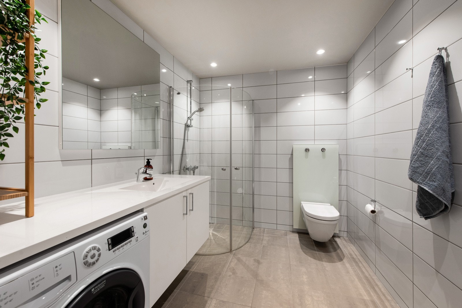 Badet fremstår tidsriktig og moderne med et stilrent fargevalg på fliser Galleribilde