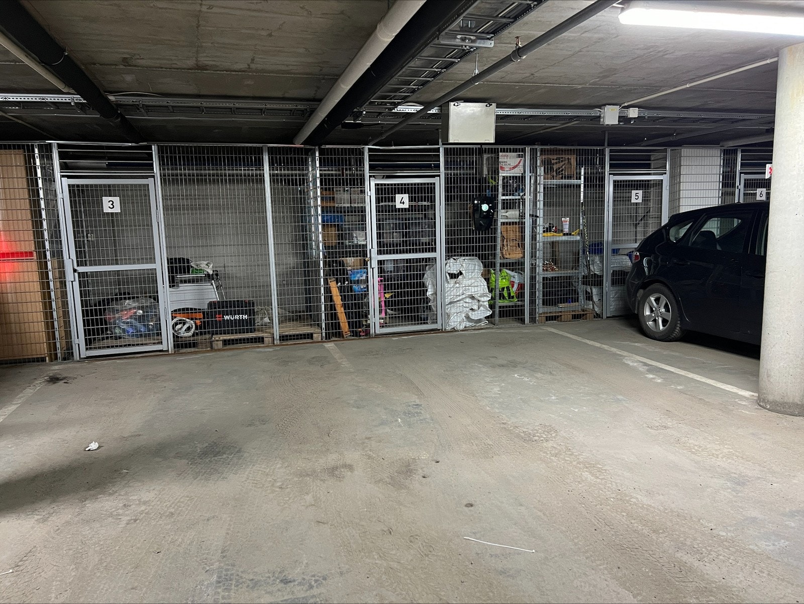 Parkeringsplass (nr. 4) med sportsbod i bakkant er tinglyst som tilleggsdel til leiligheten. Galleribilde